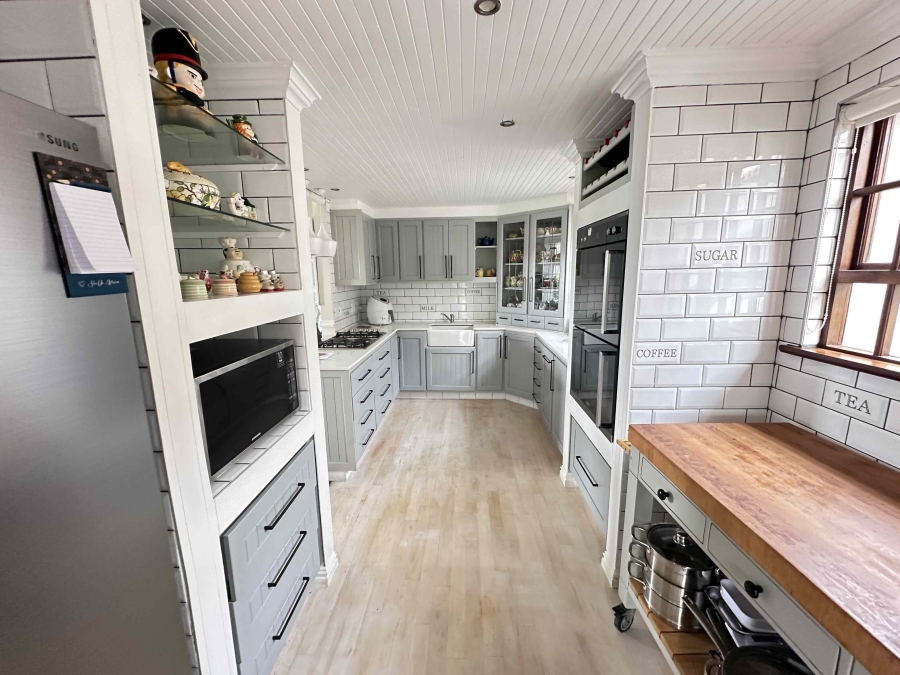 6 Bedroom Property for Sale in Kingfisher Creek Western Cape